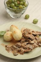 Свинина с крыжовником и орехами