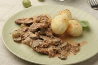 Свинина с крыжовником и орехами