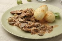 Свинина с крыжовником и орехами