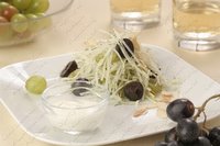 Салат  из кольраби с виноградом