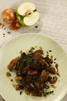 Куриная печень с яблоками и луком