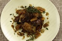 Куриная печень с яблоками и луком