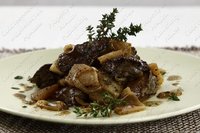 Куриная печень с яблоками и луком