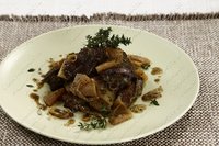 Куриная печень с яблоками и луком