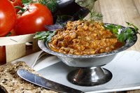 Икра из баклажан с помидорами и орехами