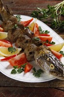 Рыба - рулет с фундуком и рисом