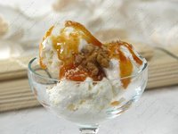 Мороженое с абрикосовым соусом