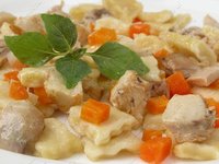 Курица тушенная с галушками