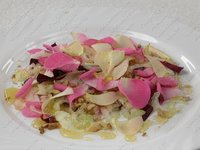 Салат с лепестками роз