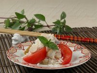 Салат из копченой рыбы с рисом
