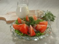 Салат из помидор с кислым молоком