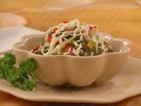 Салат из белокачанной и морской капусты
