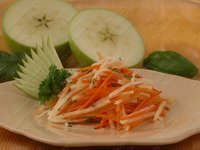 Салат из кольраби с яблоками и морковью