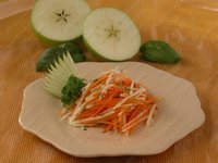 Салат из кольраби с яблоками и морковью