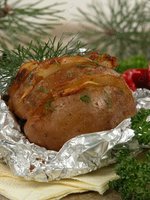 Картофель запеченный с чесноком и салом