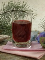 Напиток из ягод и листьев черной смородины