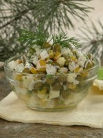 Салат из яиц с зеленым горошком и кукурузой