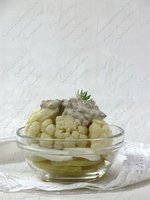 Салат картофельный с соусом из сельди