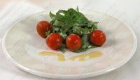 Салат из шпината с помидорами