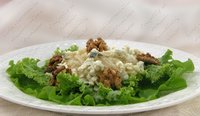 Салат из лапши с сыром рокфор и орехами