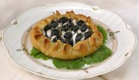Луковый пирог с анчоусами и маслинами