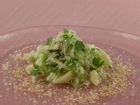 Зеленый салат с ракушками