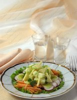 Салат с редисом луком-пореем и сыром
