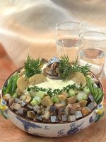 Салат картофельный с копченой рыбой и грибами