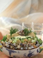 Салат картофельный с копченой рыбой и грибами