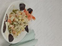 Салат с креветками и рисом