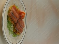 Салат из лосося с оладями