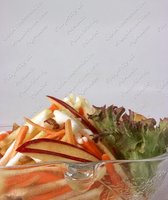 Салат из яблок и моркови с грецкими орехами