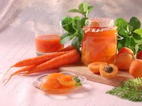 Абрикосы в морковном соке
