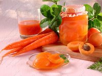 Абрикосы в морковном соке