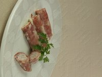 Рулетики из ветчины с курицей