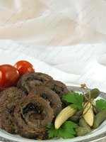 Рулет мясной с яблоками и сливами