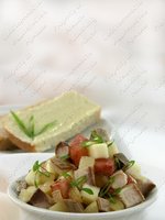 Салат картофеньный с копченой рыбой