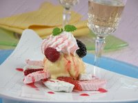 Десерт ягодный со сливками