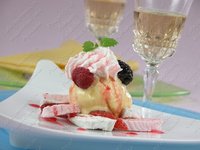 Десерт ягодный со сливками
