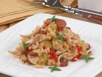 Куриные грудки с сельдереем и охотничьими колбасками