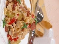 Куриные грудки с сельдереем и охотничьими колбасками