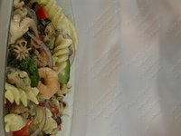 Салат с макаронами и морепродуктами