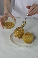 Яблоки печеные с медом и орехами