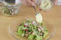 Весенний салат с жаренной горбушей