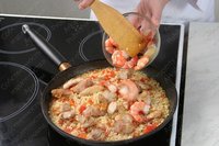 Паэлья с курицей и морепродуктами