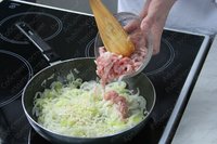 Пирог с мясом, сыром и луком пореем