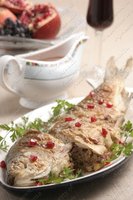 Речная рыба фаршированная зернами граната и орехами