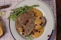 Тушеное мясо кабана со сметанным соусом