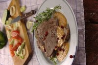 Тушеное мясо кабана со сметанным соусом