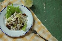 Салат из свинины с маринованными маслятами